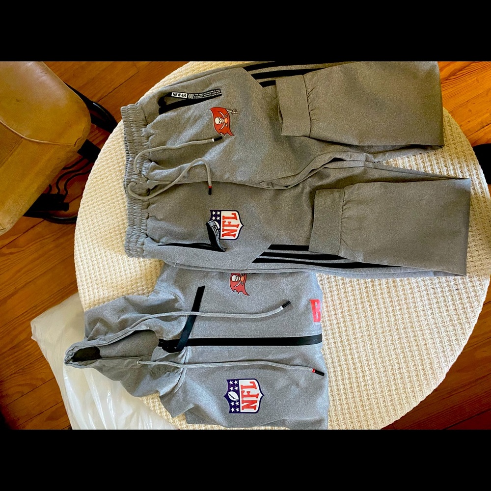 Women’s Tampa Bay Sweatsuit Lg. Fits Like Medium